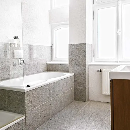 120qm Denkmal In Mit Stuck Und Balkon - Beuys - * קרפלד